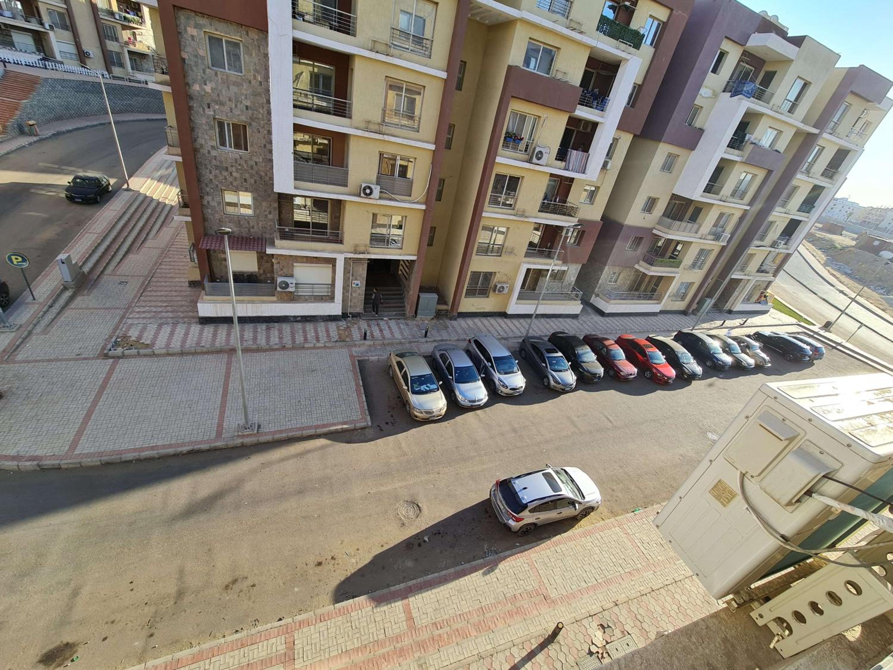 Freshly Modern Renewed 3BR Full AirCod Dar masr Qornfel view 5