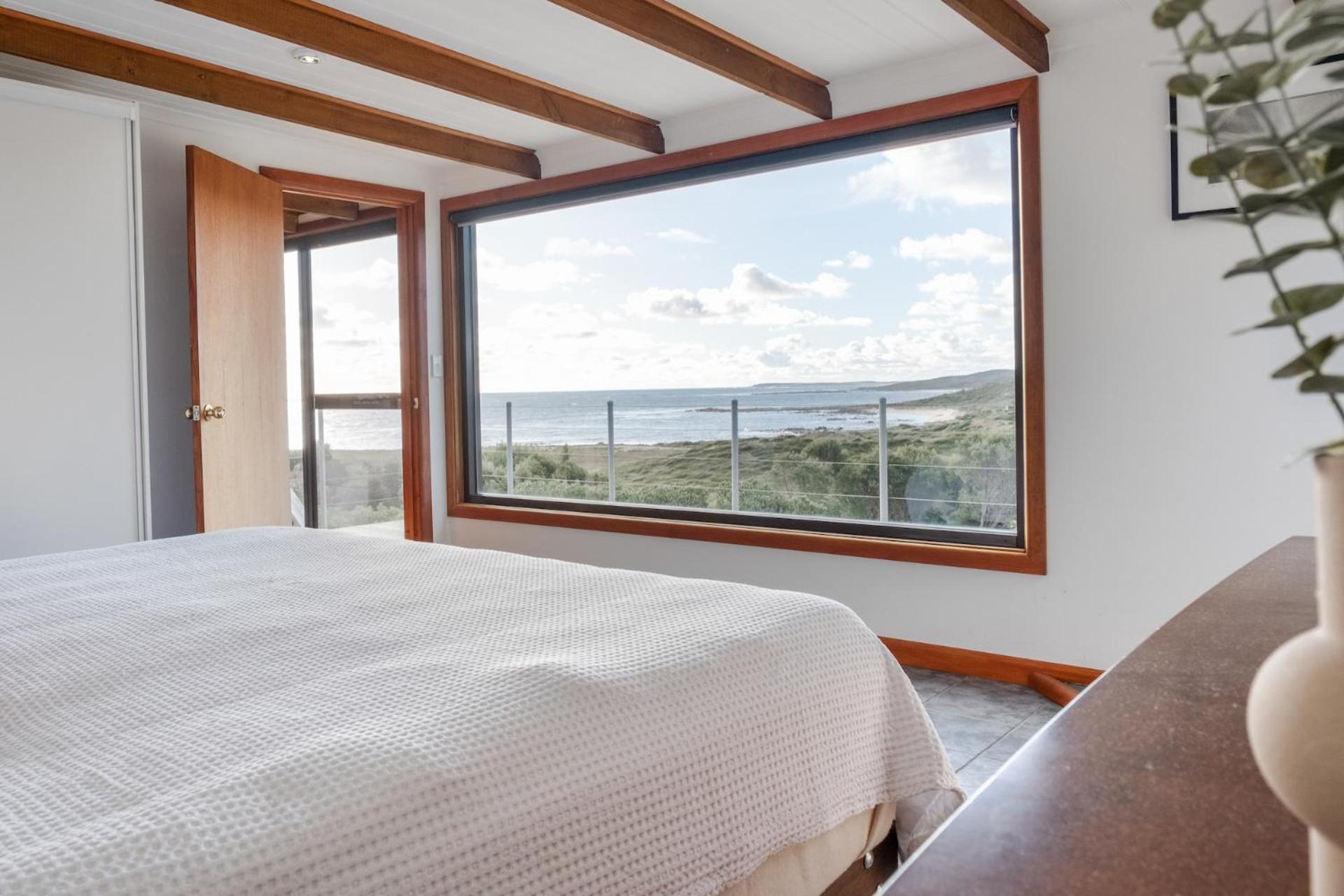 Buttons By The Beach - beach house on King Island