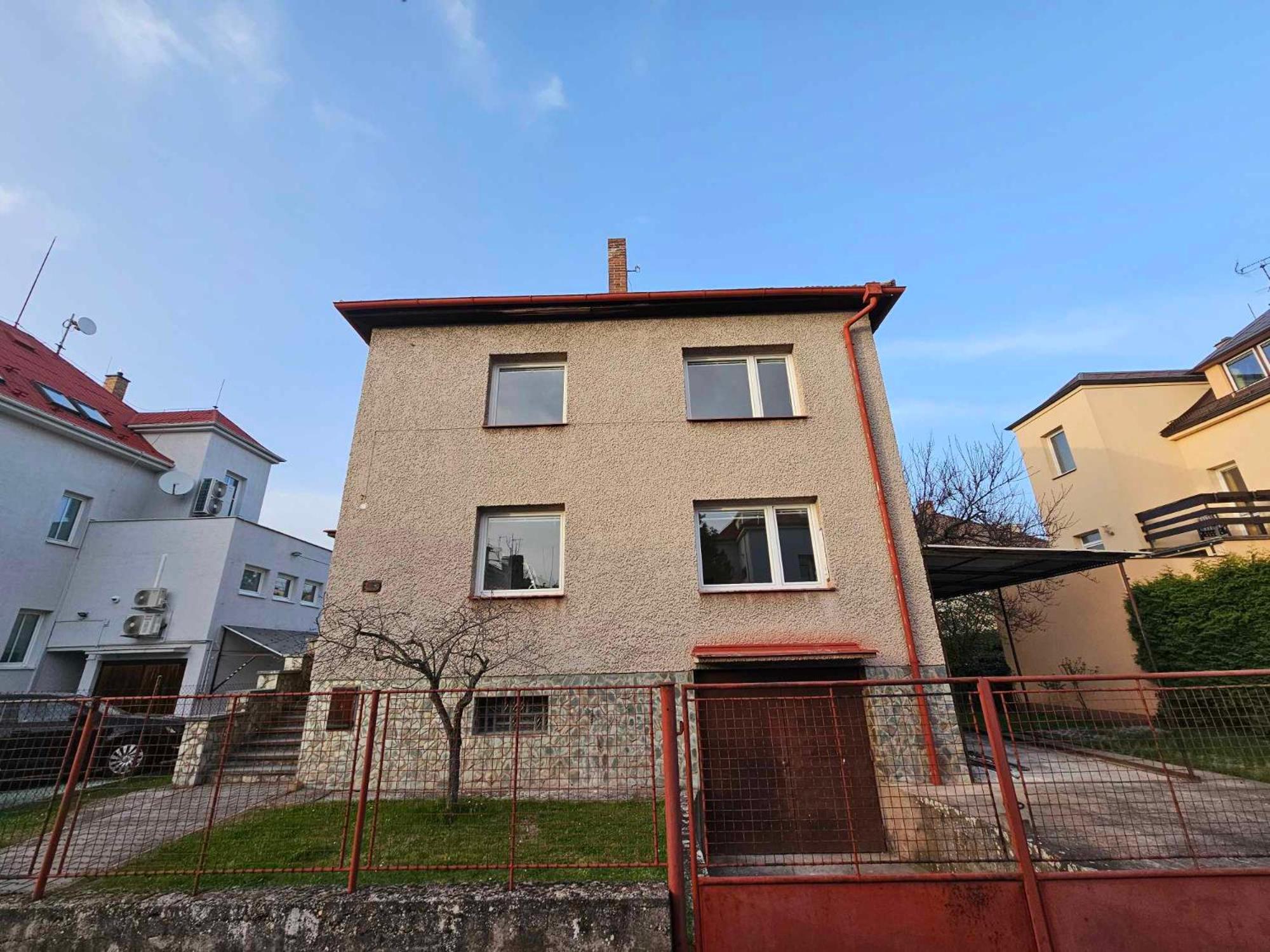 Slunný byt v klidné části Hradce Králové - zahrada, parkování zdarma