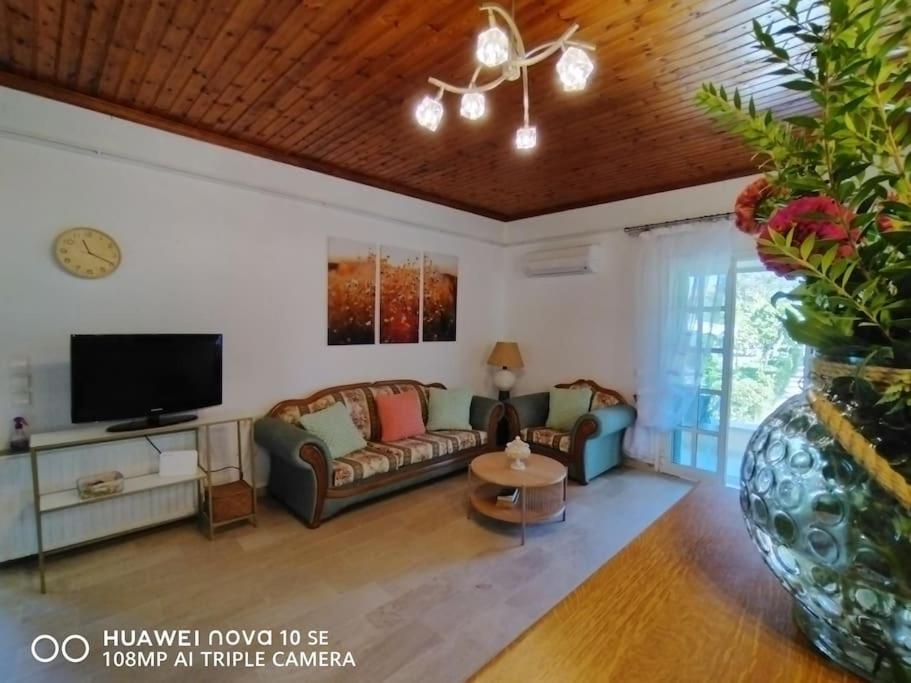 The Pergola Cottage...Feel the local vibes! view 3
