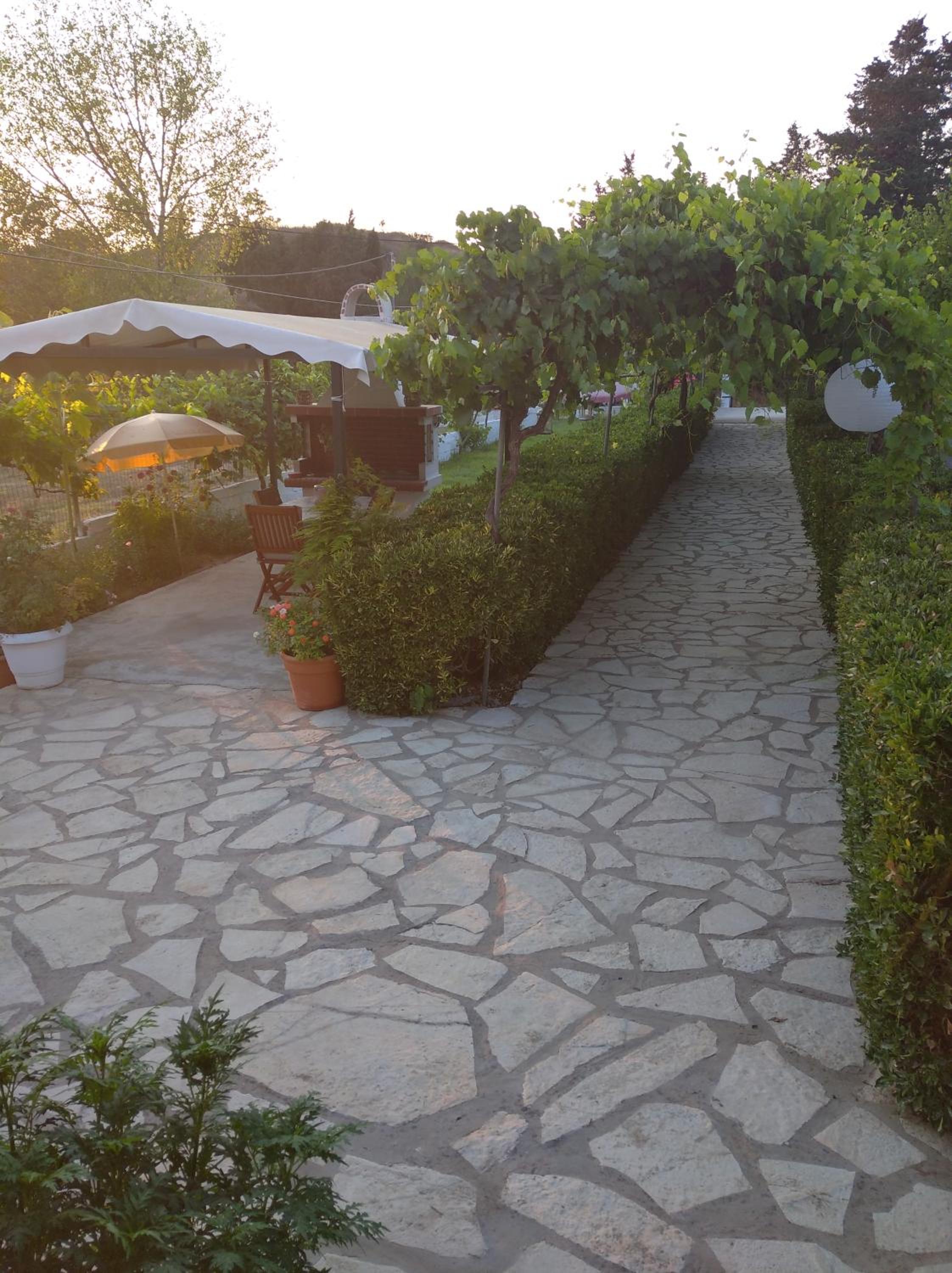The Pergola Cottage...Feel the local vibes! view 2