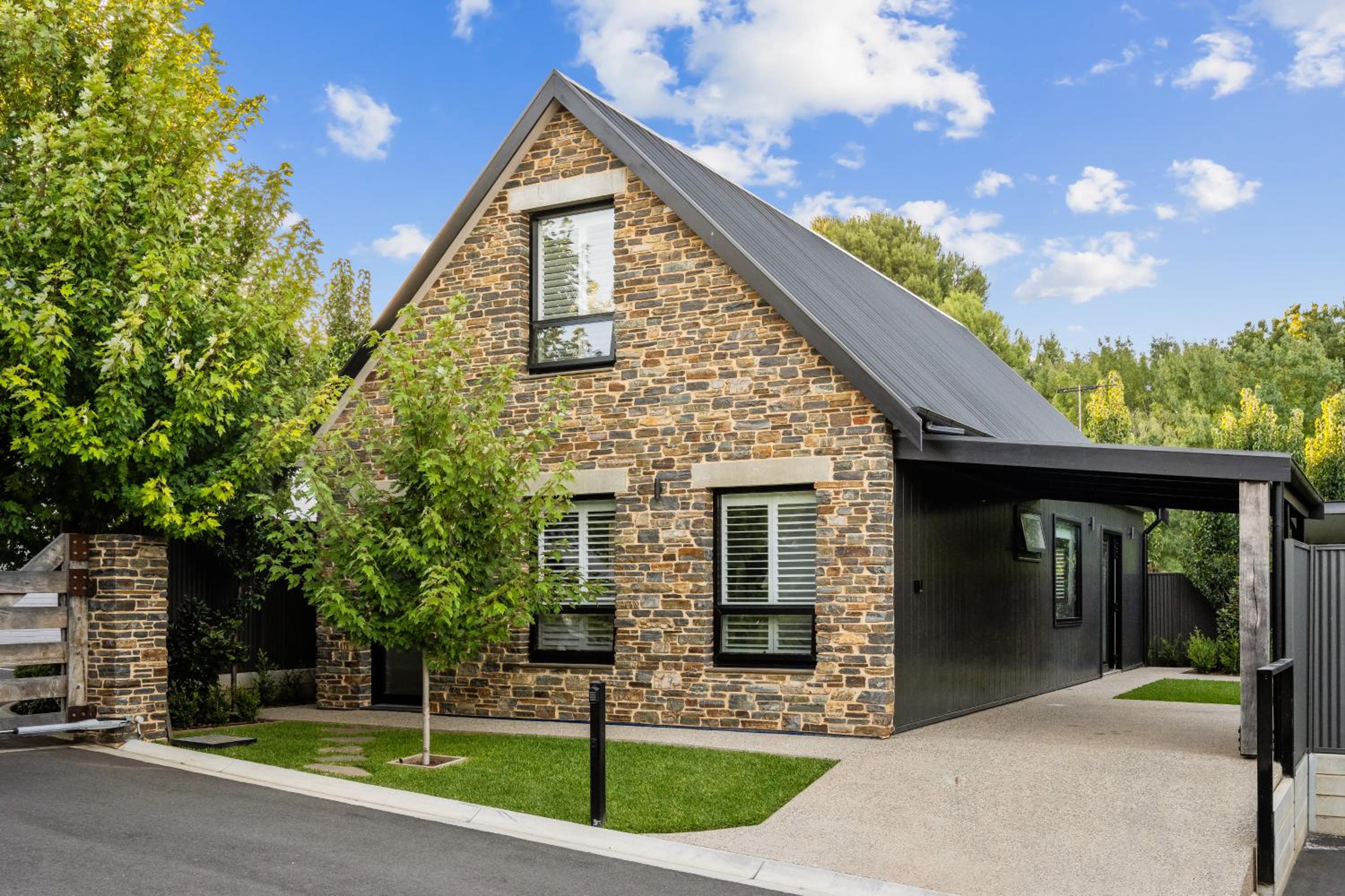 Vale 194 - Luxury Accommodation in McLaren Vale - 5 holiday homes with king size beds