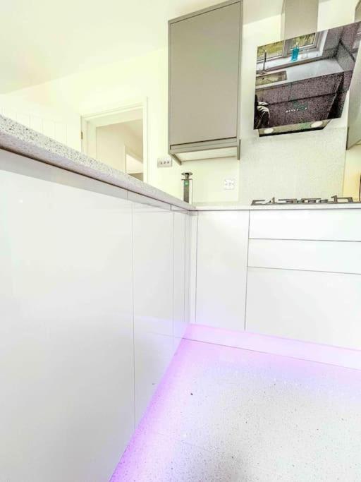 Luxury Apartment London — kitchen