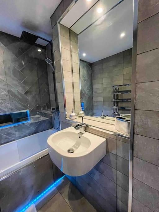 Luxury Apartment London — bathroom