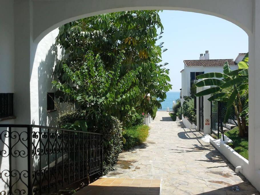Casa del Mar on Calahonda Beach FRONTLINE