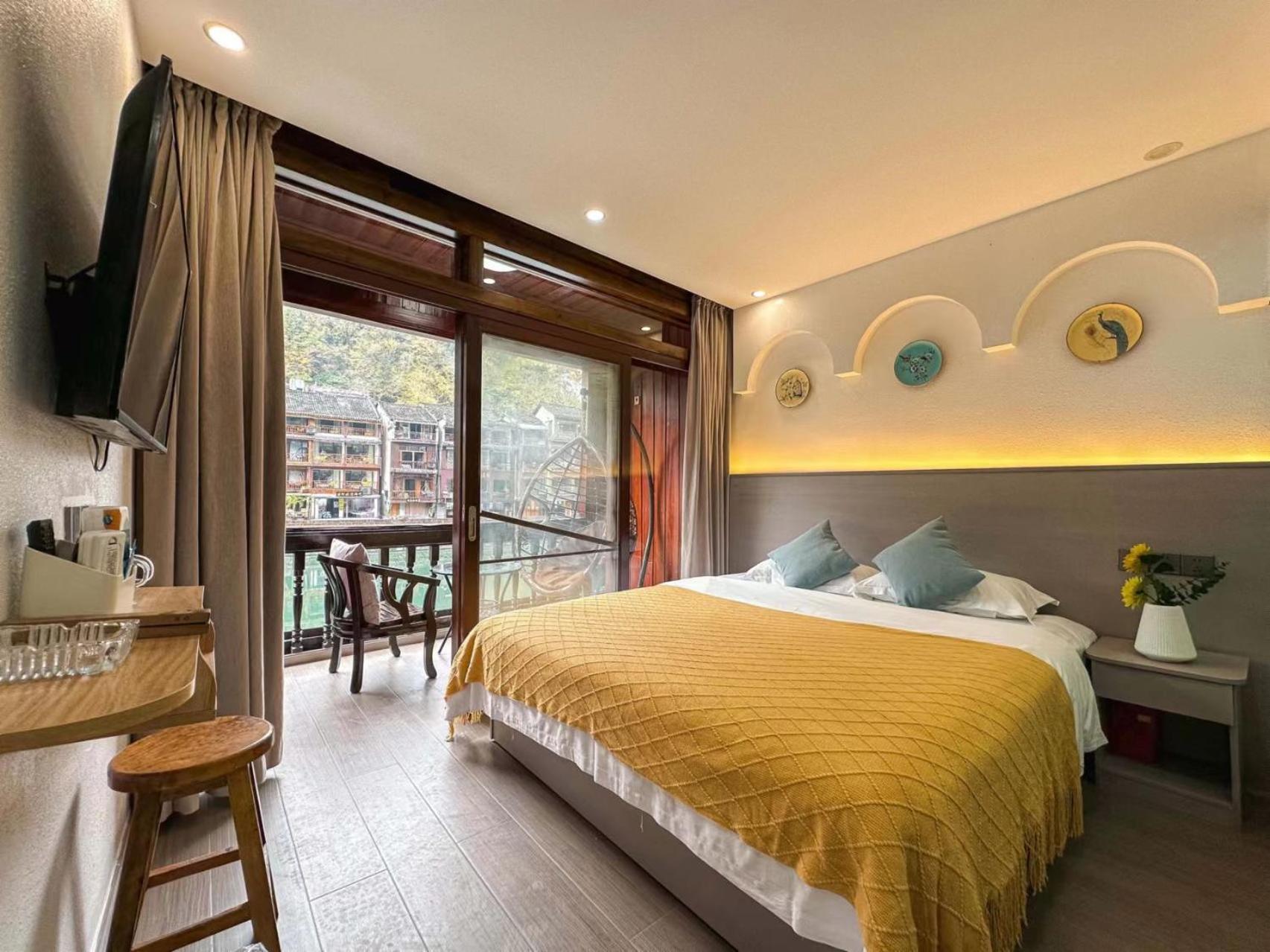 Fenghuang Ancient Town Lazy Cat Riverside Inn