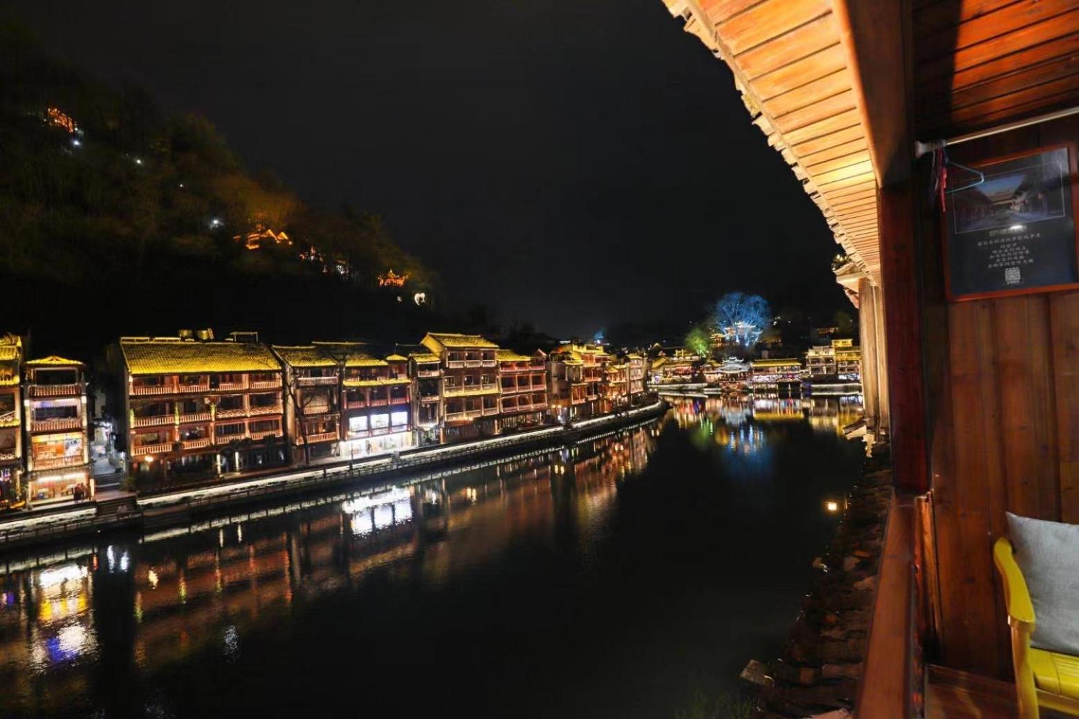 Fenghuang Ancient Town Lazy Cat Riverside Inn