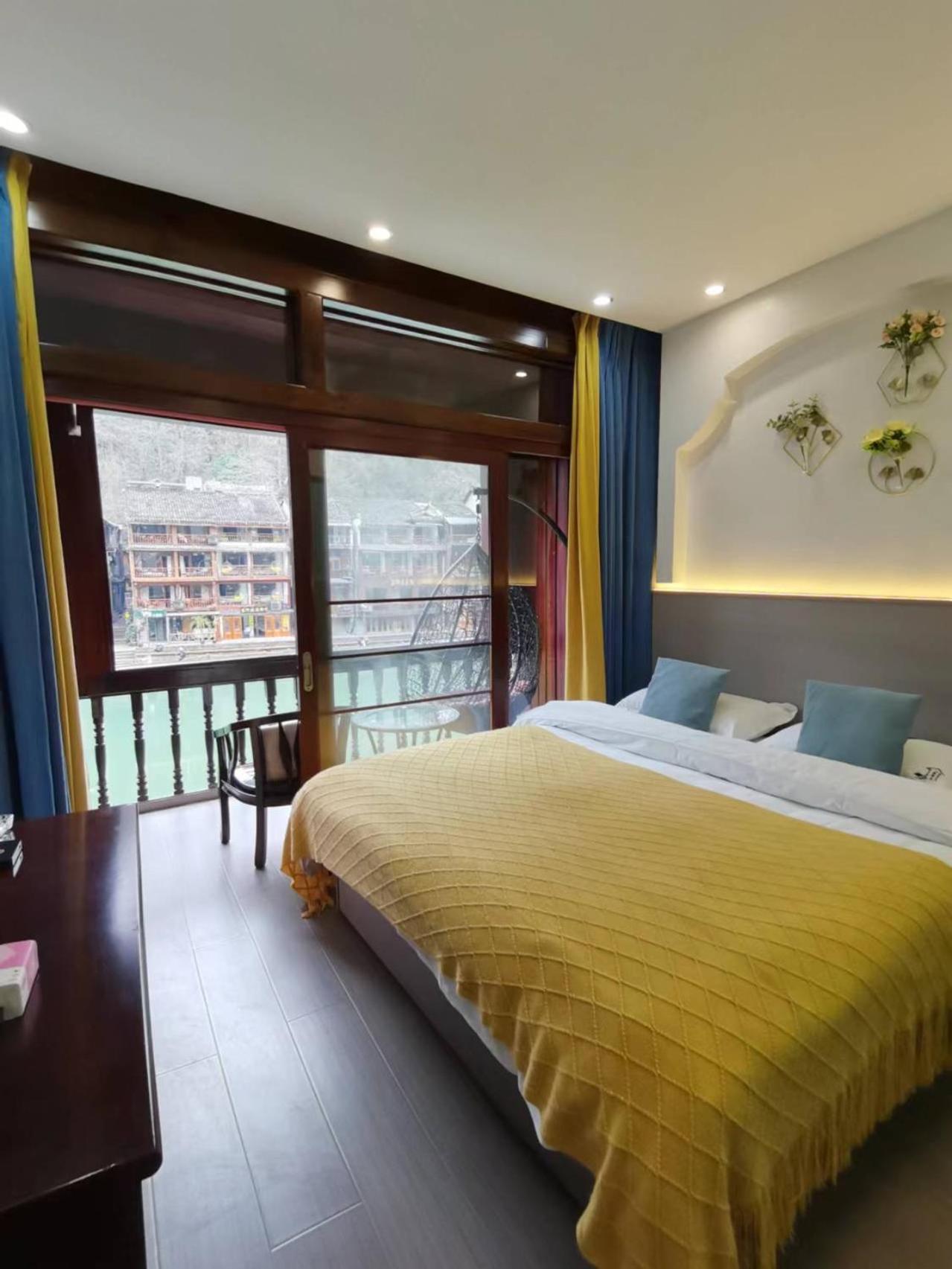 Fenghuang Ancient Town Lazy Cat Riverside Inn