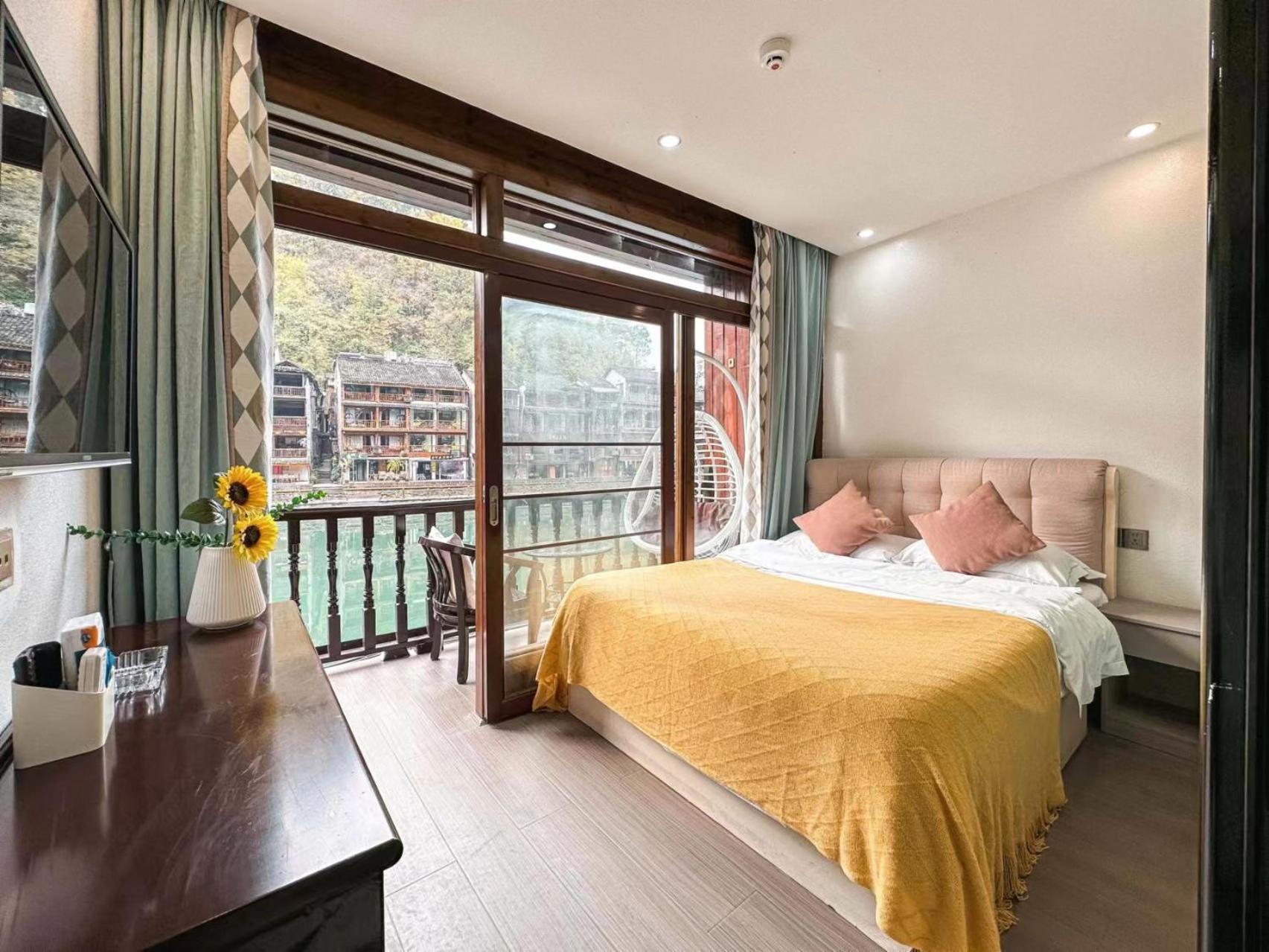 Fenghuang Ancient Town Lazy Cat Riverside Inn