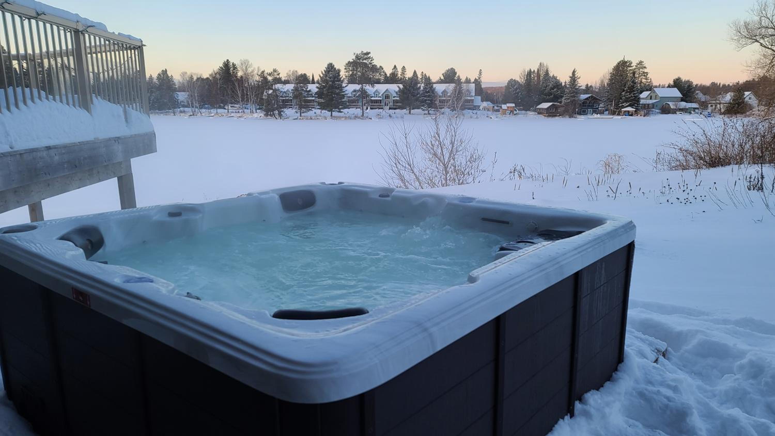 Luxury Lakeview Dream Cottage with Hot Tub
