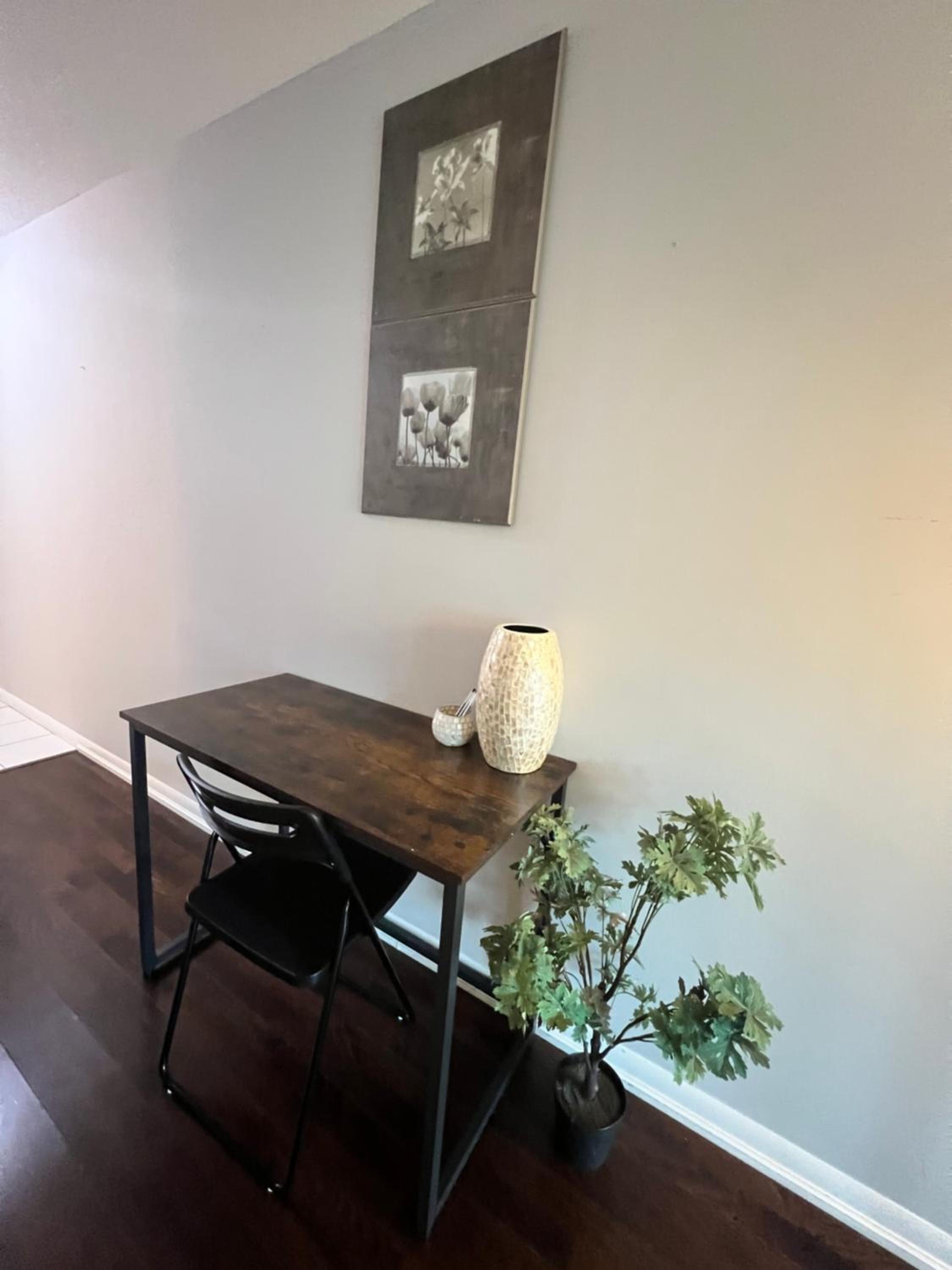 Downtown Toronto Cozy Suite - Image 3