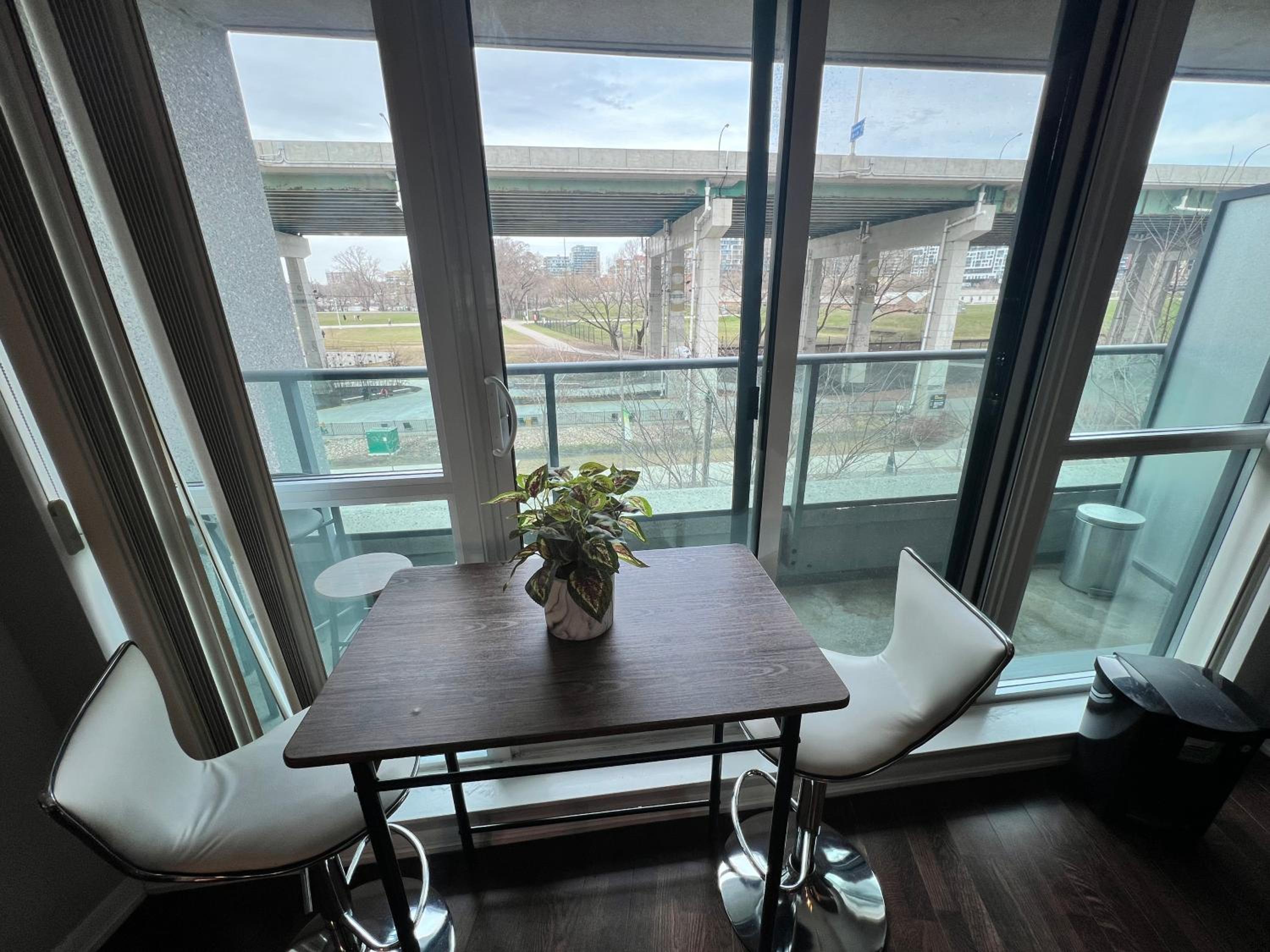 Downtown Toronto Cozy Suite - Image 5