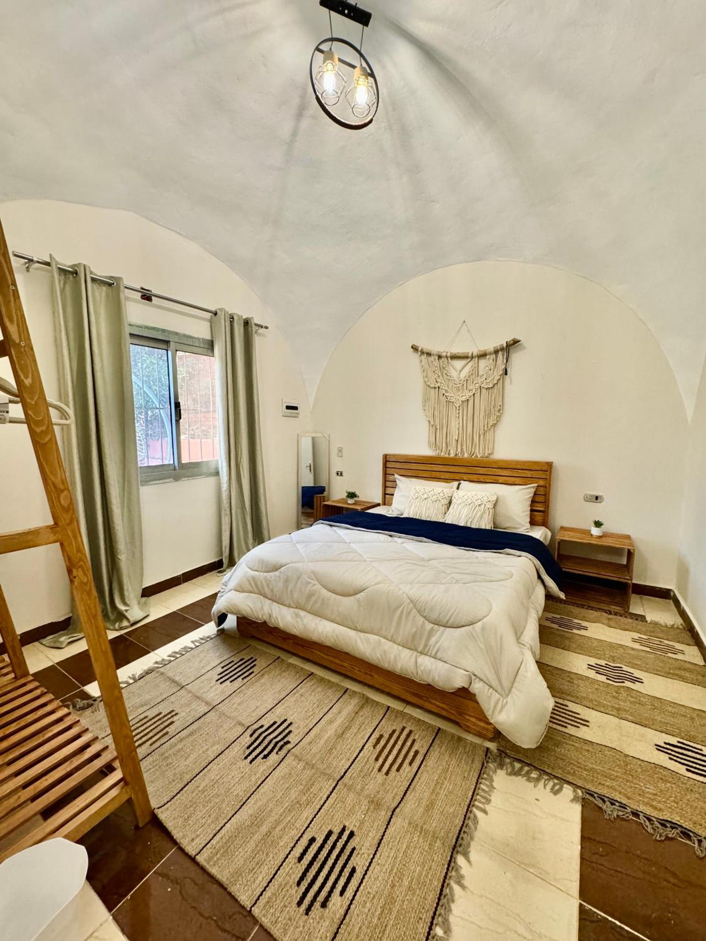 1-BR next Saqqara pyramids Horse-riding