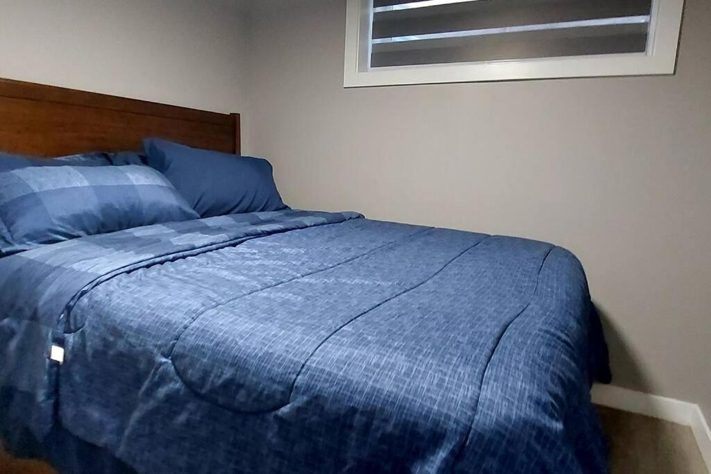 Cozy 2-Bedroom Basement Guest Suite with Private Entrance and Proximity to the Airport