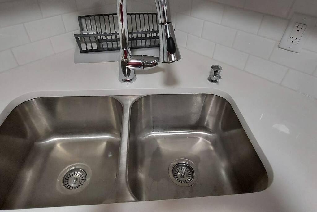 Cozy 2-Bedroom Basement Guest Suite with Private Entrance and Proximity to the Airport