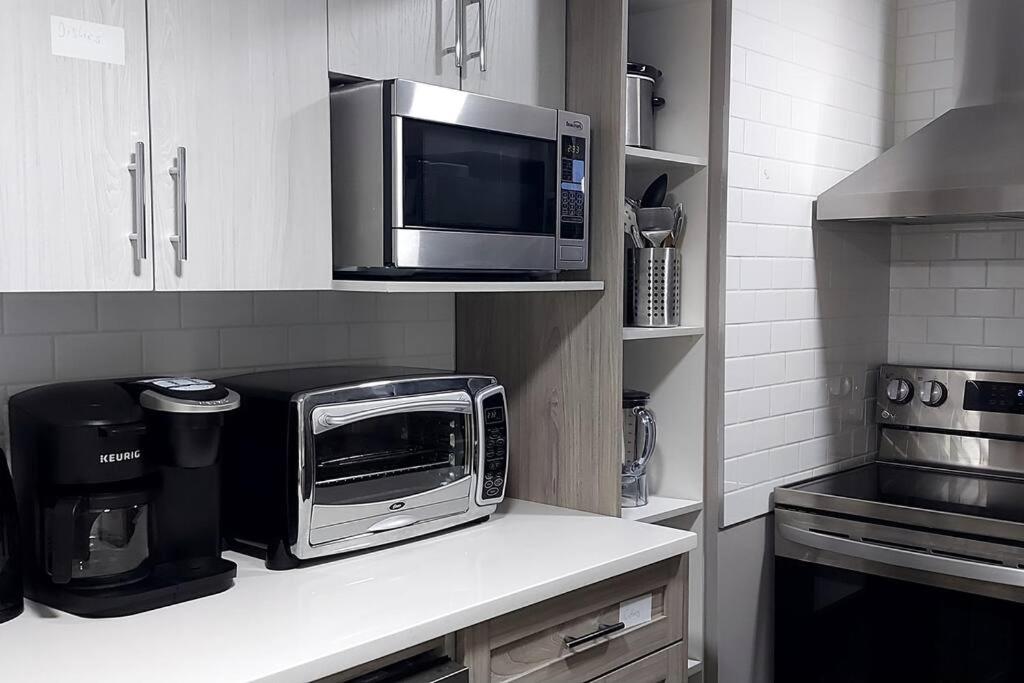 Cozy 2-Bedroom Basement Guest Suite with Private Entrance and Proximity to the Airport