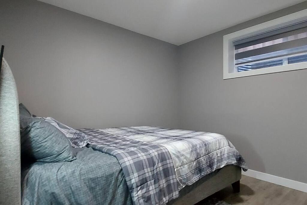 Cozy 2-Bedroom Basement Guest Suite with Private Entrance and Proximity to the Airport