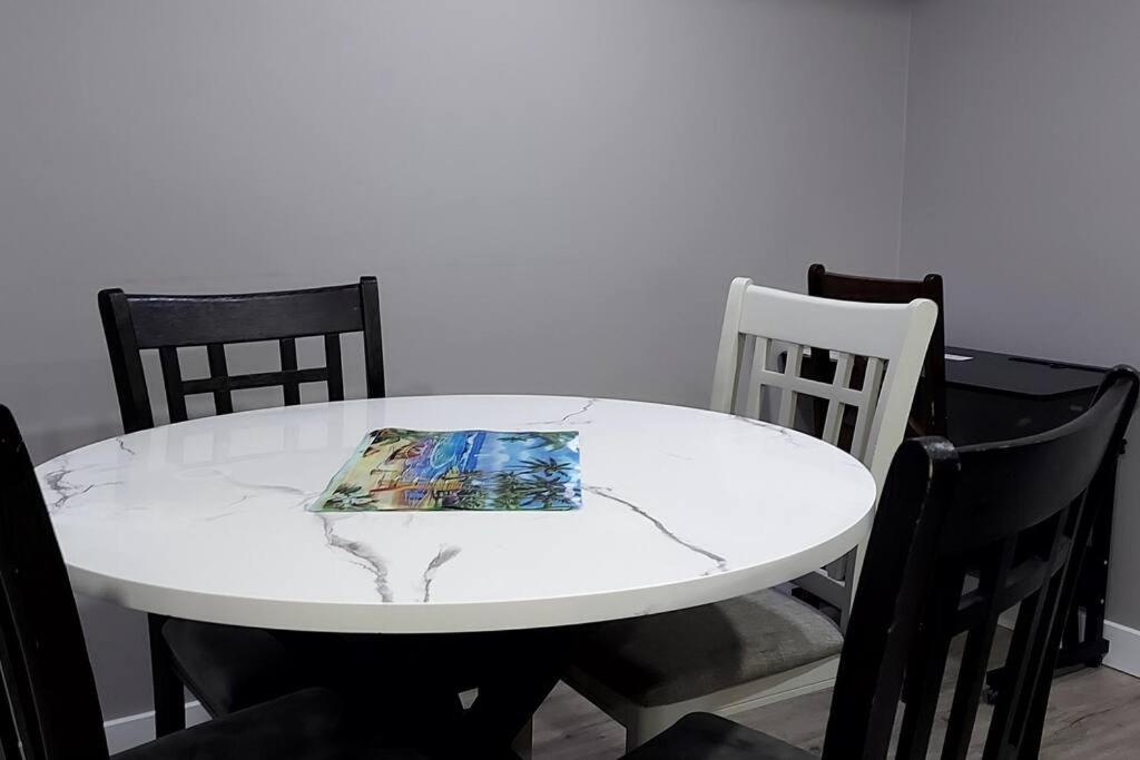 Cozy 2-Bedroom Basement Guest Suite with Private Entrance and Proximity to the Airport