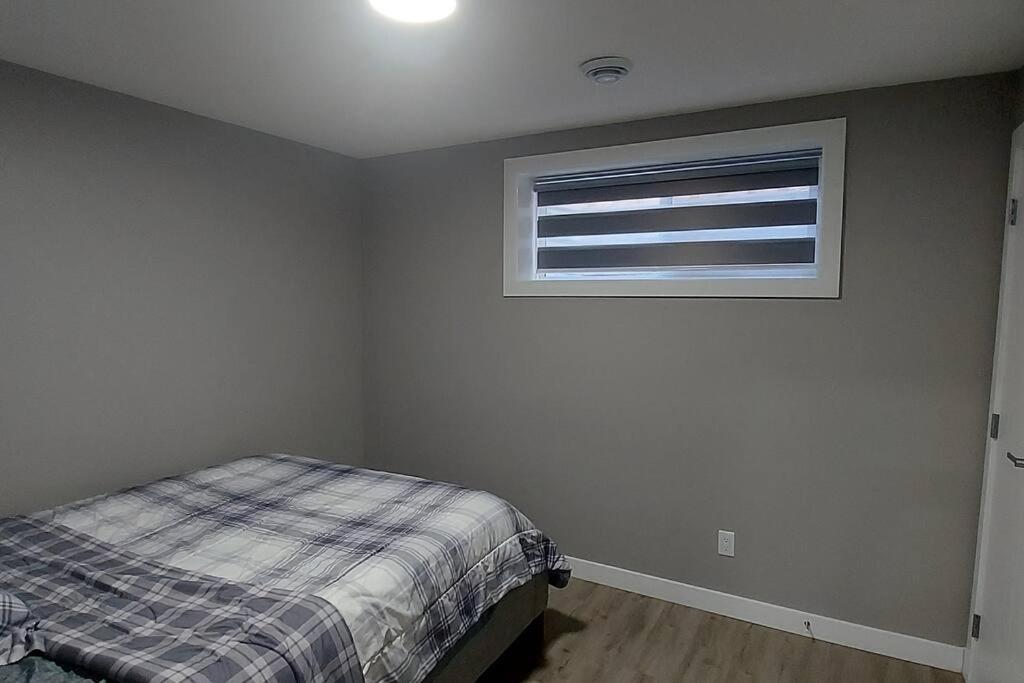 Cozy 2-Bedroom Basement Guest Suite with Private Entrance and Proximity to the Airport