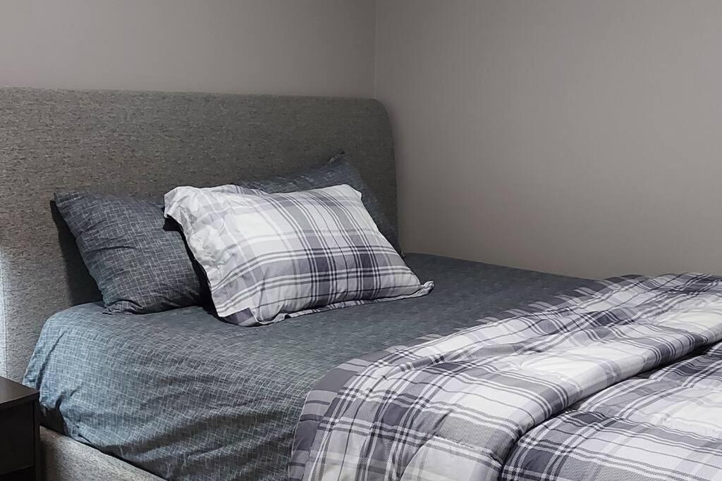 Cozy 2-Bedroom Basement Guest Suite with Private Entrance and Proximity to the Airport