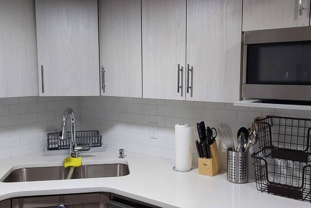 Cozy 2-Bedroom Basement Guest Suite with Private Entrance and Proximity to the Airport