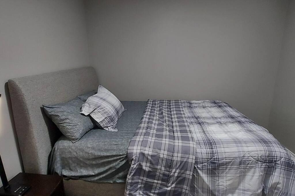 Cozy 2-Bedroom Basement Guest Suite with Private Entrance and Proximity to the Airport