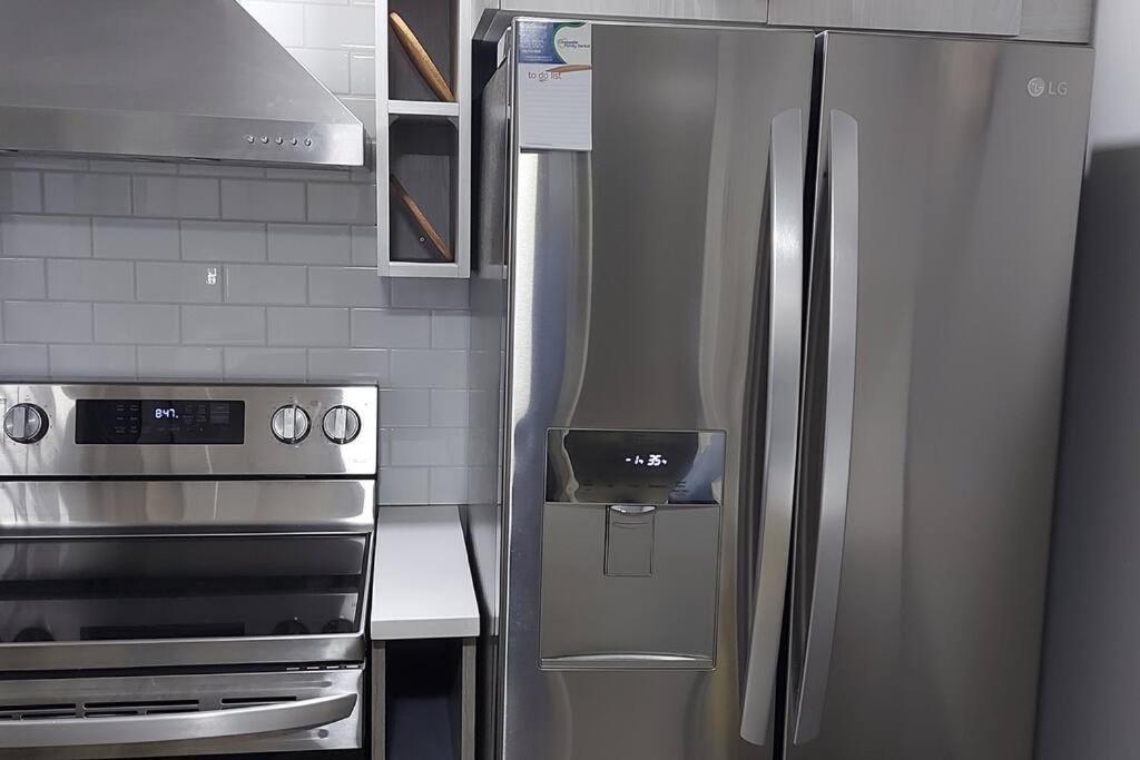 Cozy 2-Bedroom Basement Guest Suite with Private Entrance and Proximity to the Airport