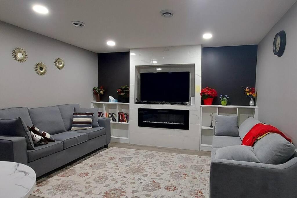 Cozy 2-Bedroom Basement Guest Suite with Private Entrance and Proximity to the Airport