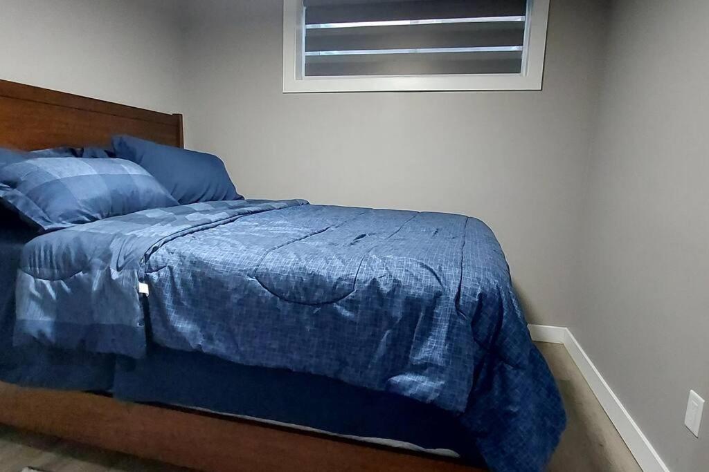 Cozy 2-Bedroom Basement Guest Suite with Private Entrance and Proximity to the Airport