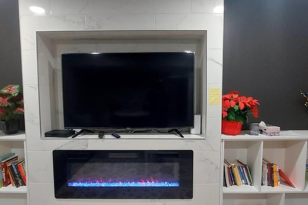 Cozy 2-Bedroom Basement Guest Suite with Private Entrance and Proximity to the Airport