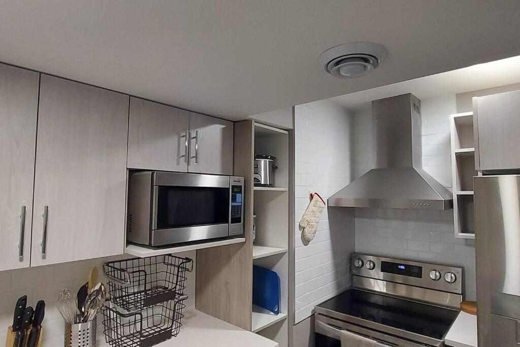 Cozy 2-Bedroom Basement Guest Suite with Private Entrance and Proximity to the Airport