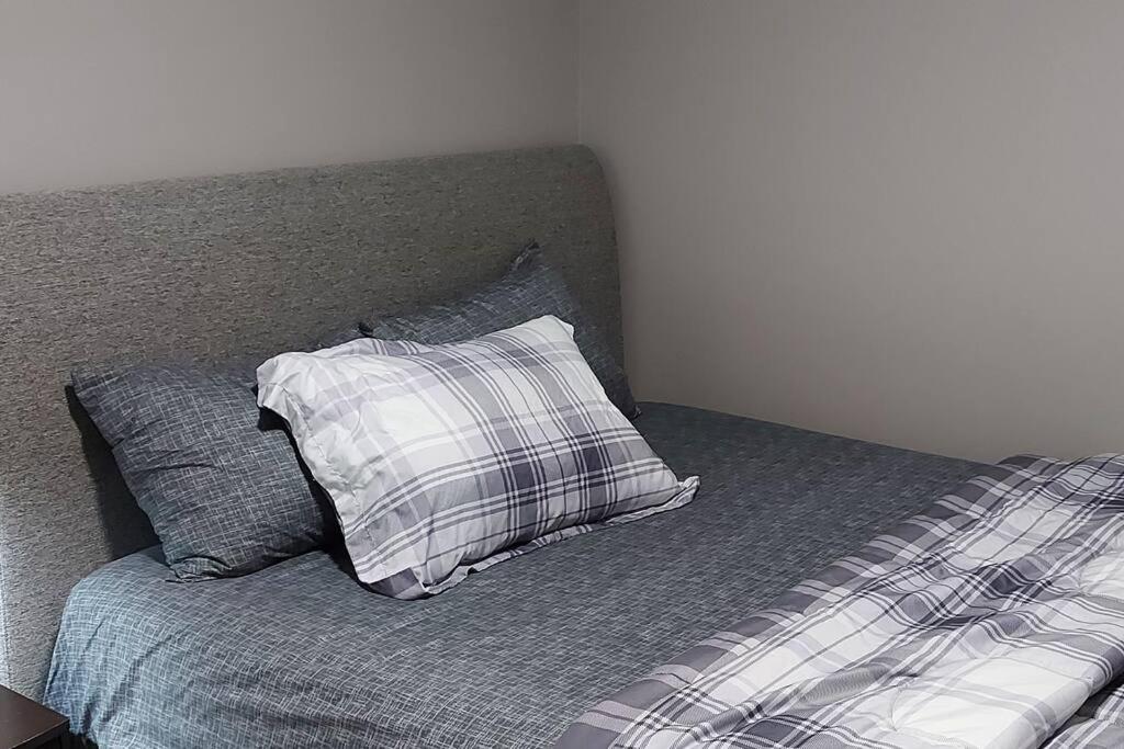 Cozy 2-Bedroom Basement Guest Suite with Private Entrance and Proximity to the Airport