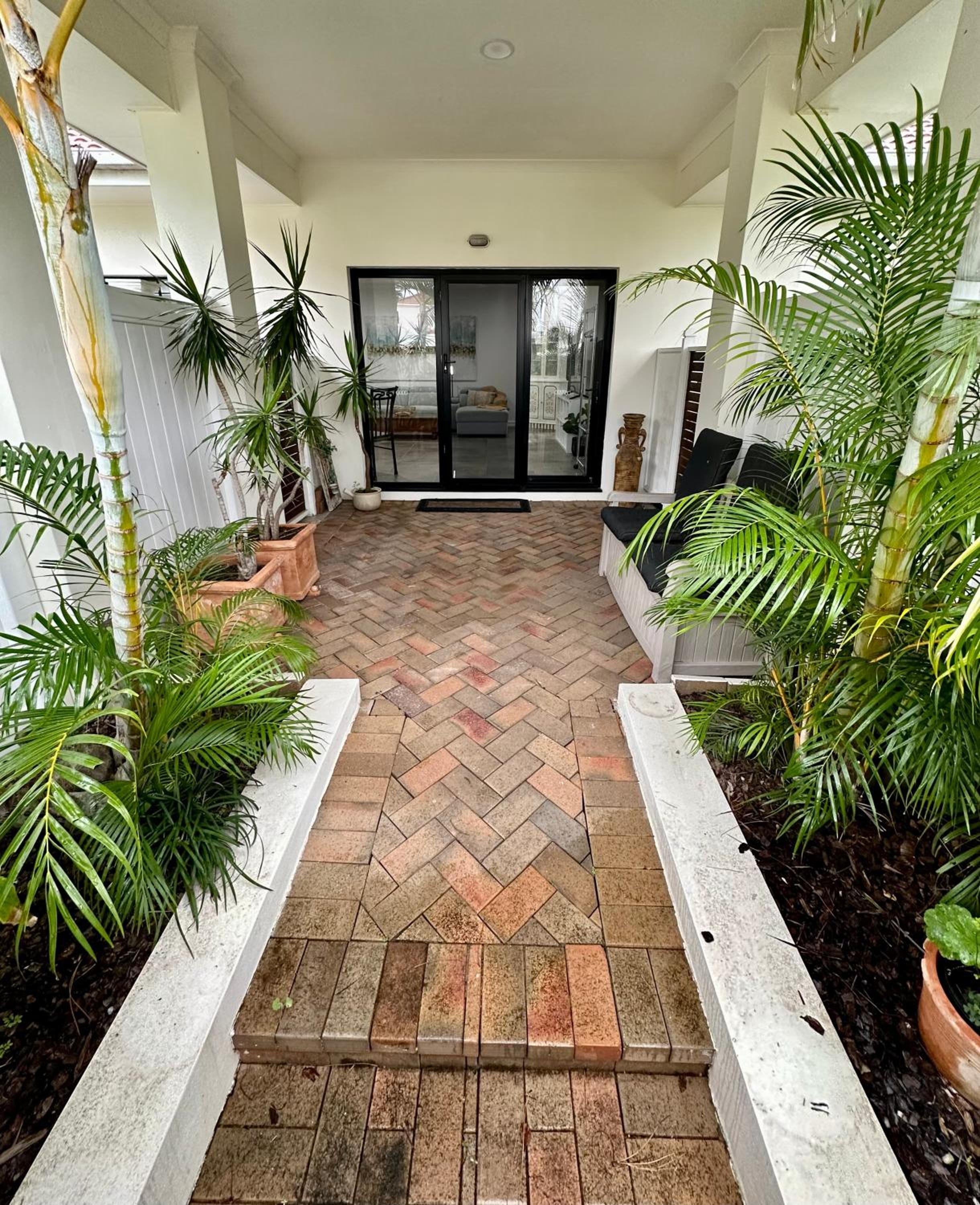 Large Studio in the heart of Hope Island & Sanctuary Cove