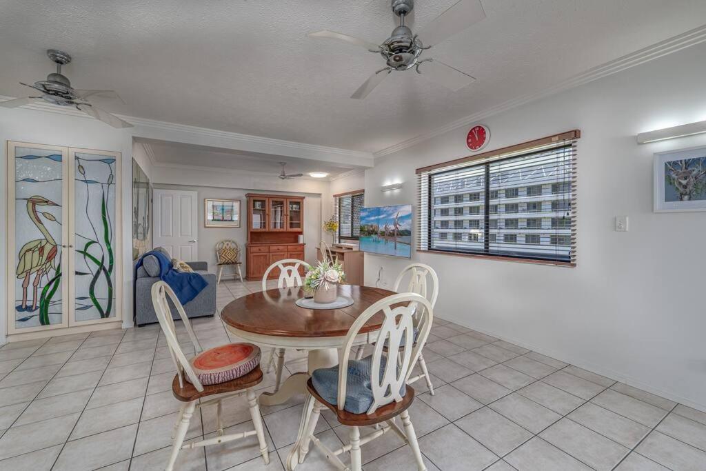 An Adorable Apartment on Abbott - Stunning Views