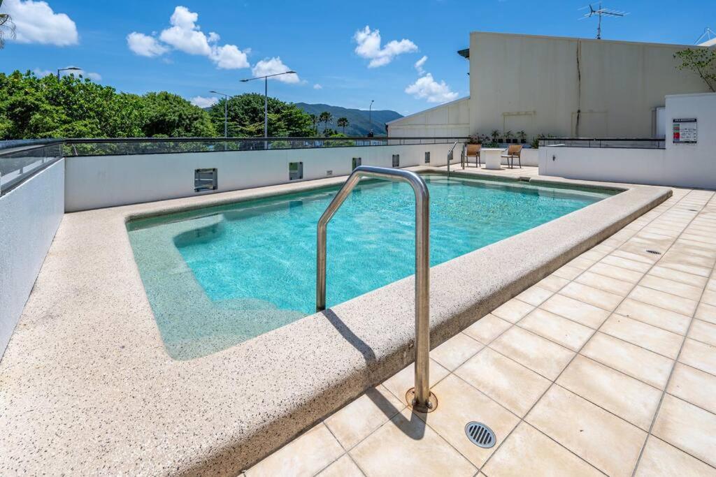 An Adorable Apartment on Abbott - Stunning Views