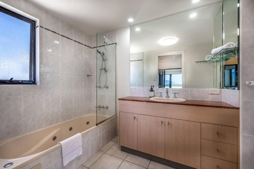 An Adorable Apartment on Abbott - Stunning Views