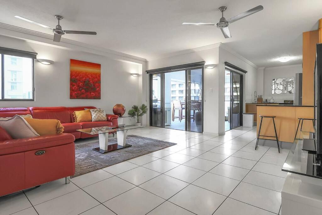 An abode on Abbott - In the heart of the city