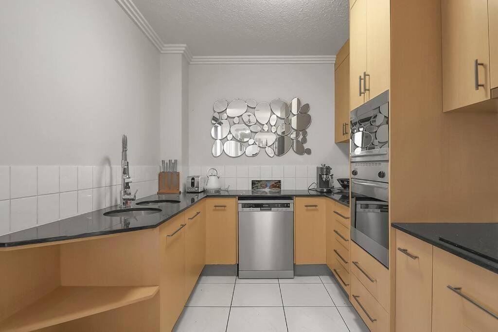 An abode on Abbott - In the heart of the city