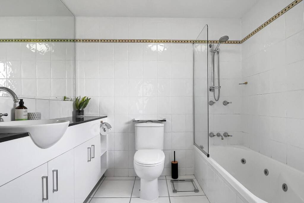 An abode on Abbott - In the heart of the city