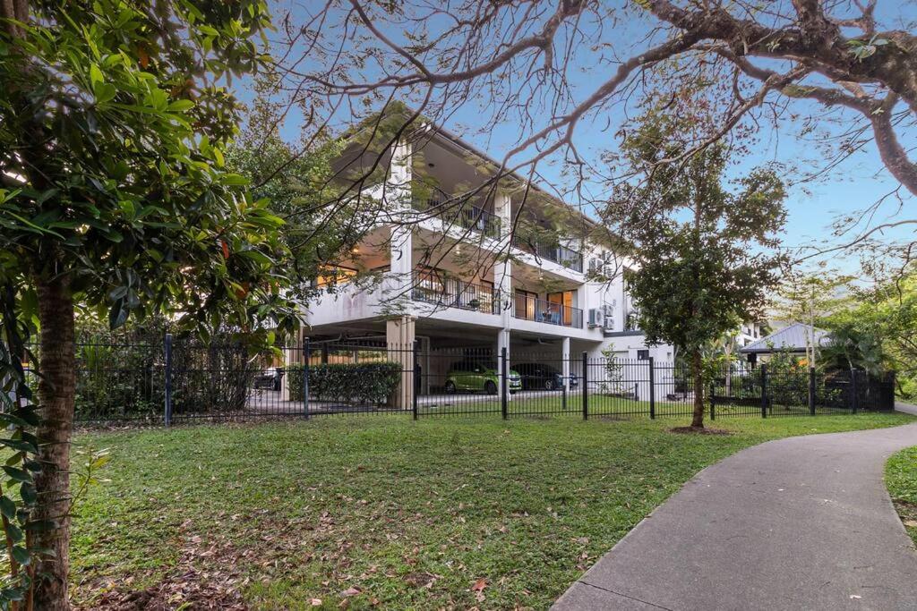 Unparalleled Upward Street Apartment-Close To City