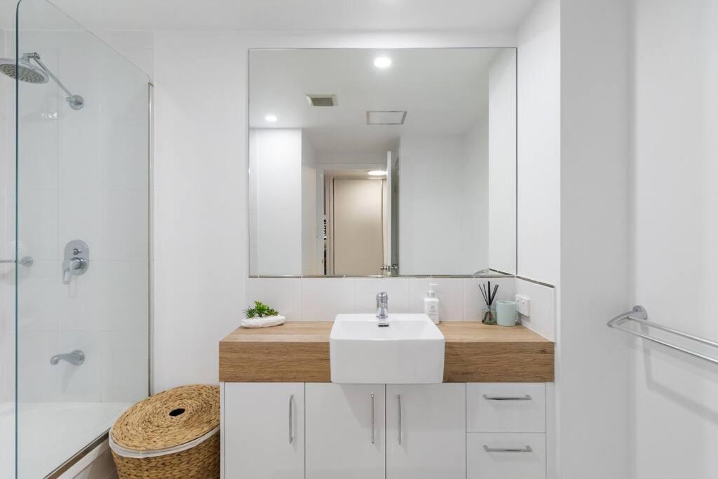 Unparalleled Upward Street Apartment-Close To City