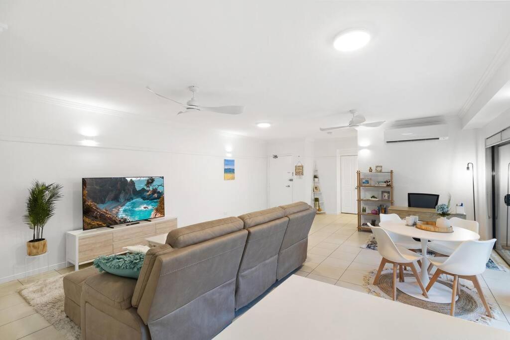 Unparalleled Upward Street Apartment-Close To City