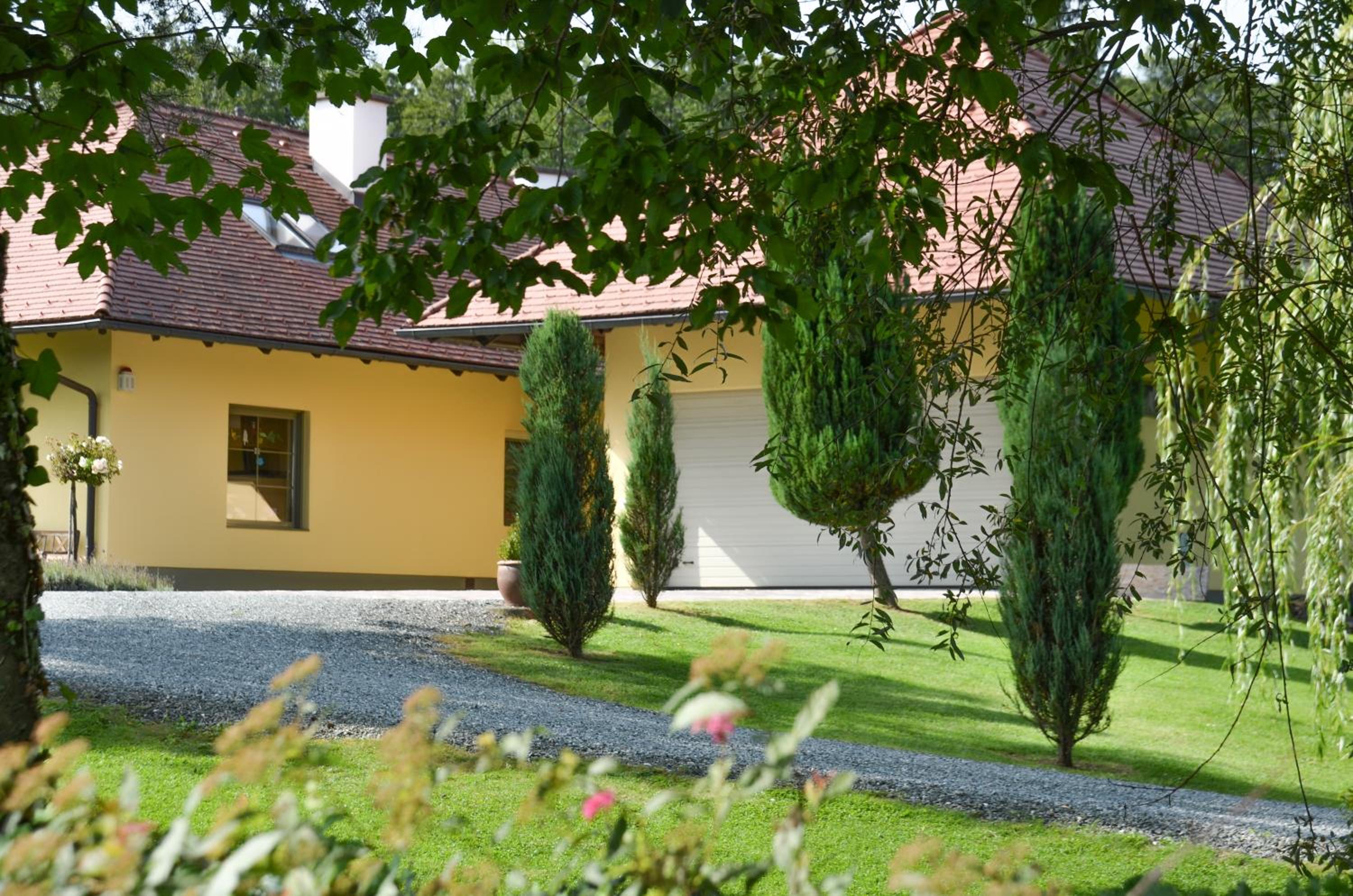 Landhaus Wulfenia - APARTMENT KLAGENFURT - Private Sauna, Smart-TV, Air Conditioning, Free Parking