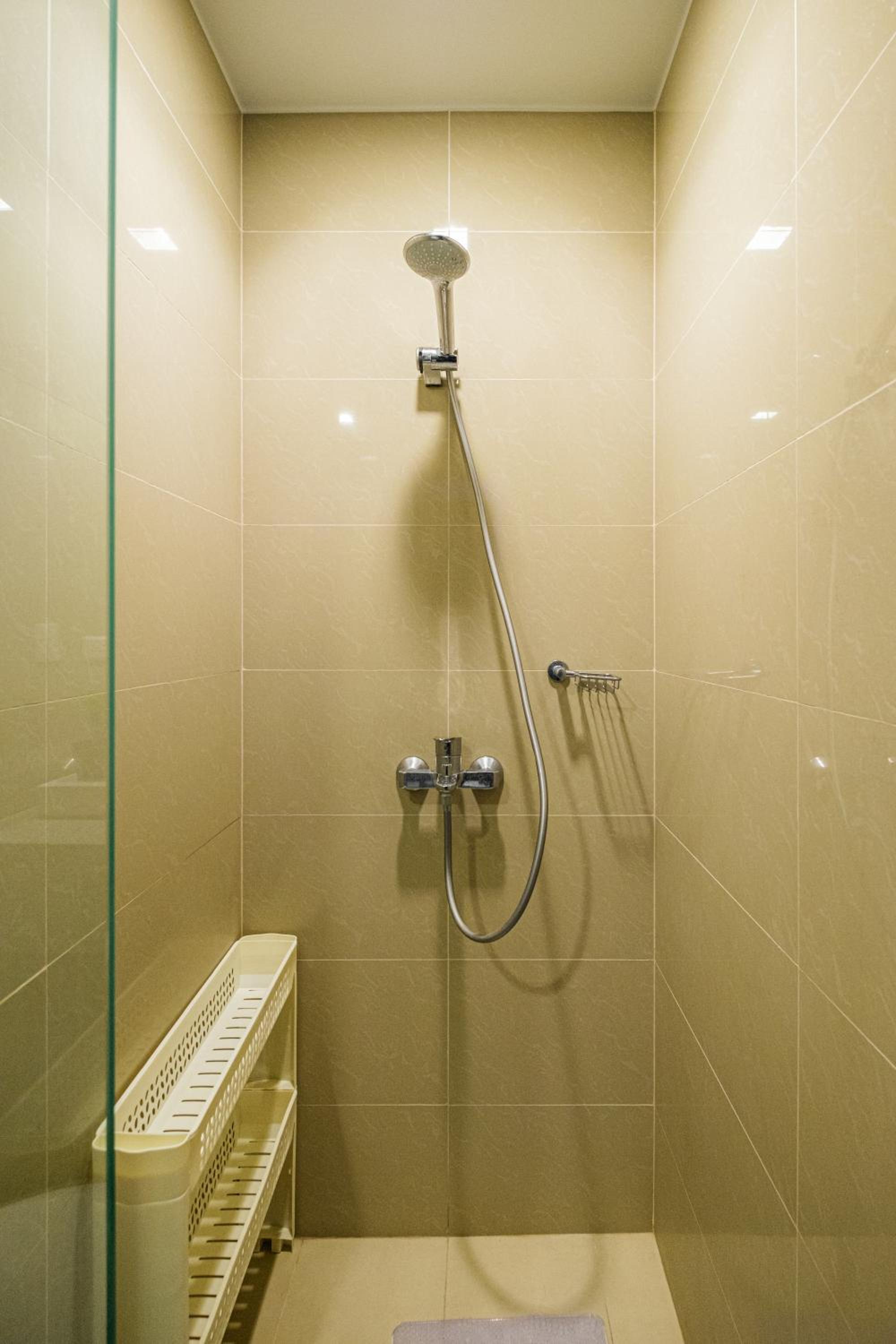BGC 2BR Uptown Parksuites with balcony and bathtub view 2