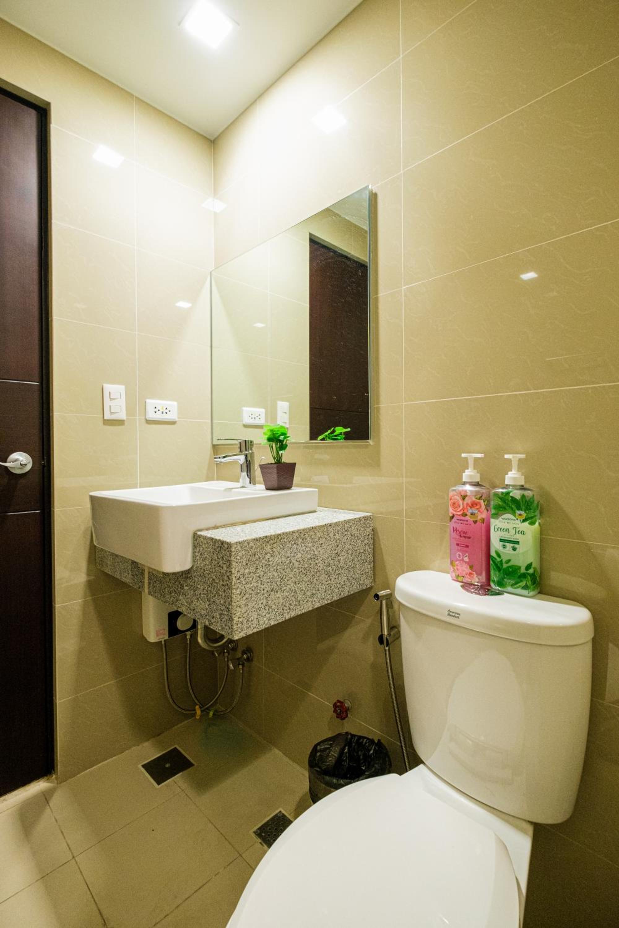 BGC 2BR Uptown Parksuites with balcony and bathtub view 5