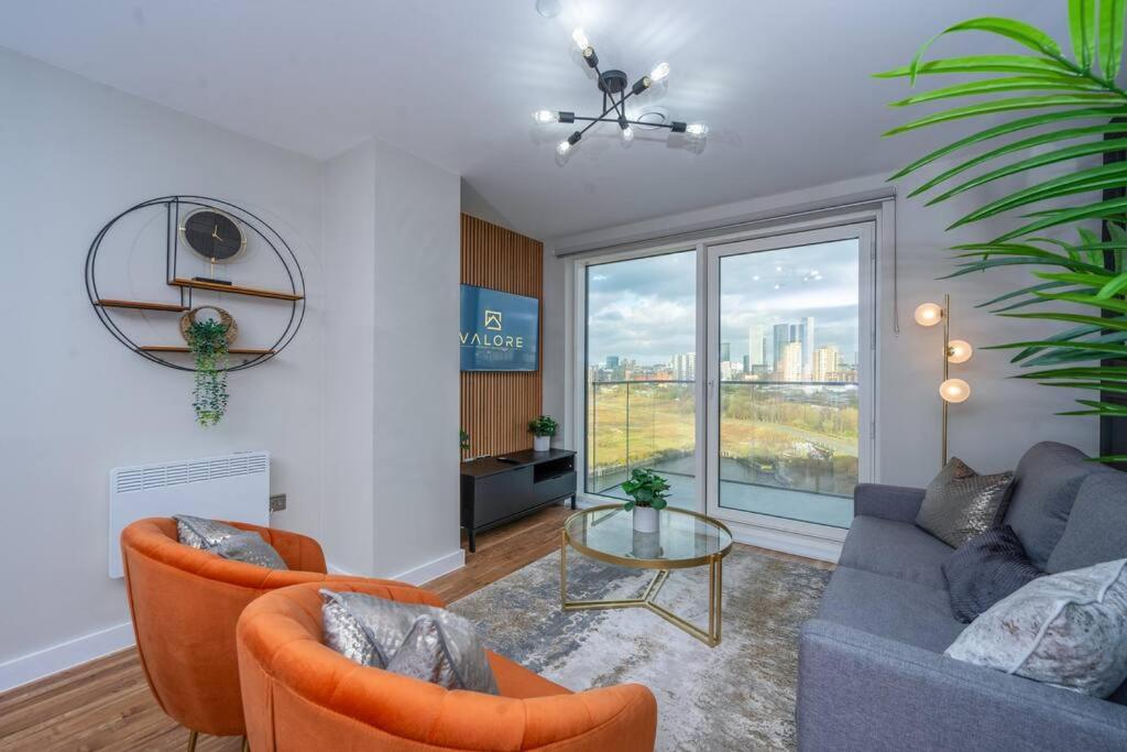 Modern Waterfront Living City's Hotspots Nearby view 4