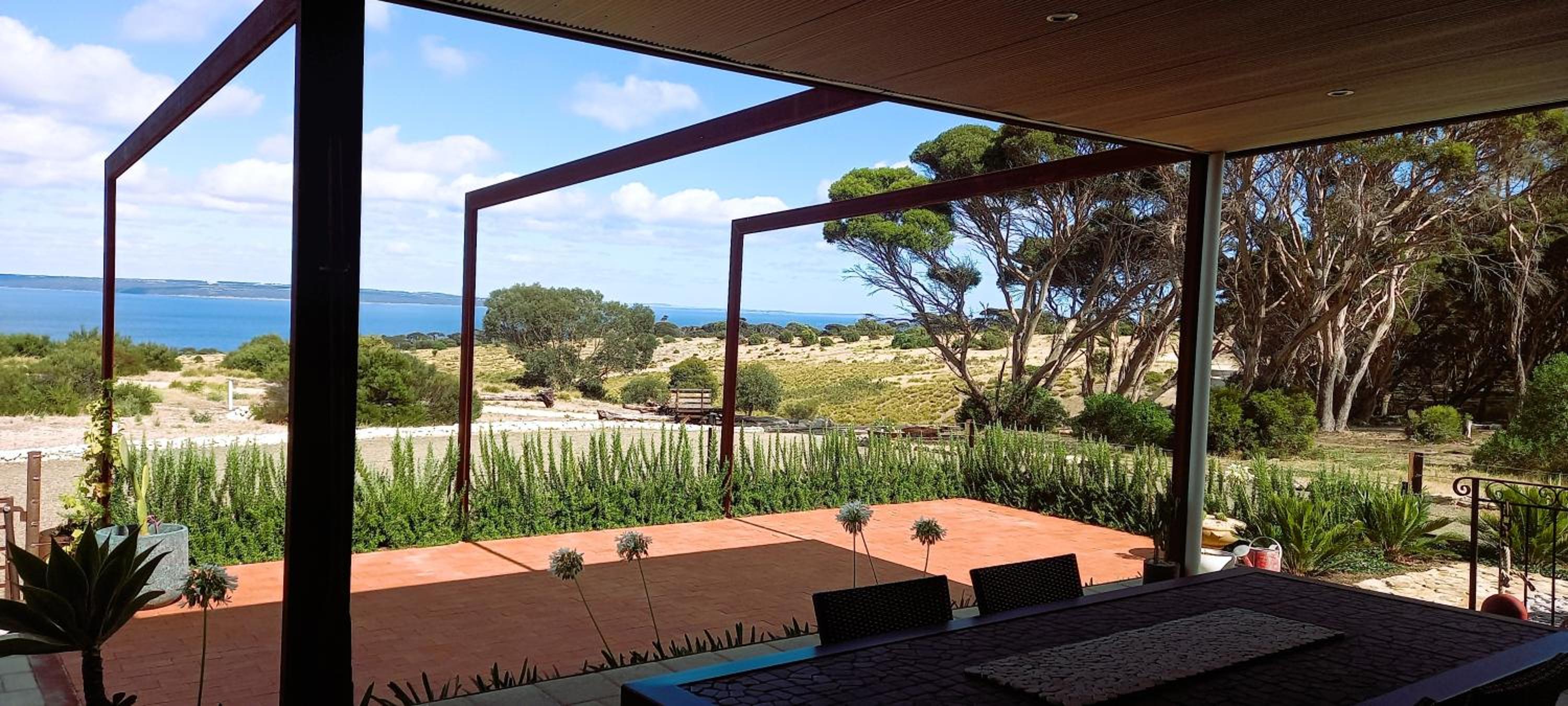 The Rusty Kangaroo - Premium Ocean-View Couples Getaway