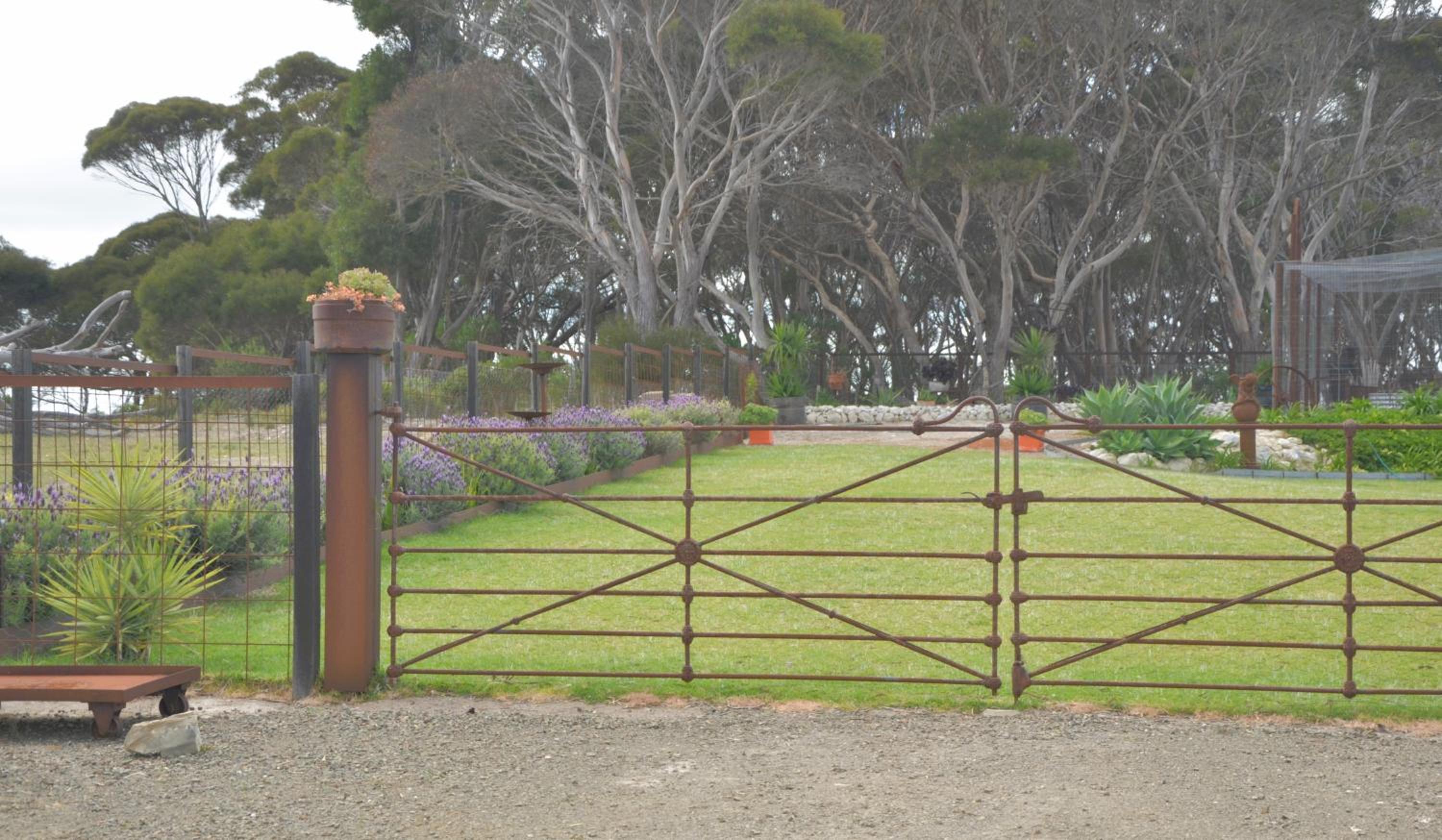 The Rusty Kangaroo - Premium Ocean-View Couples Getaway