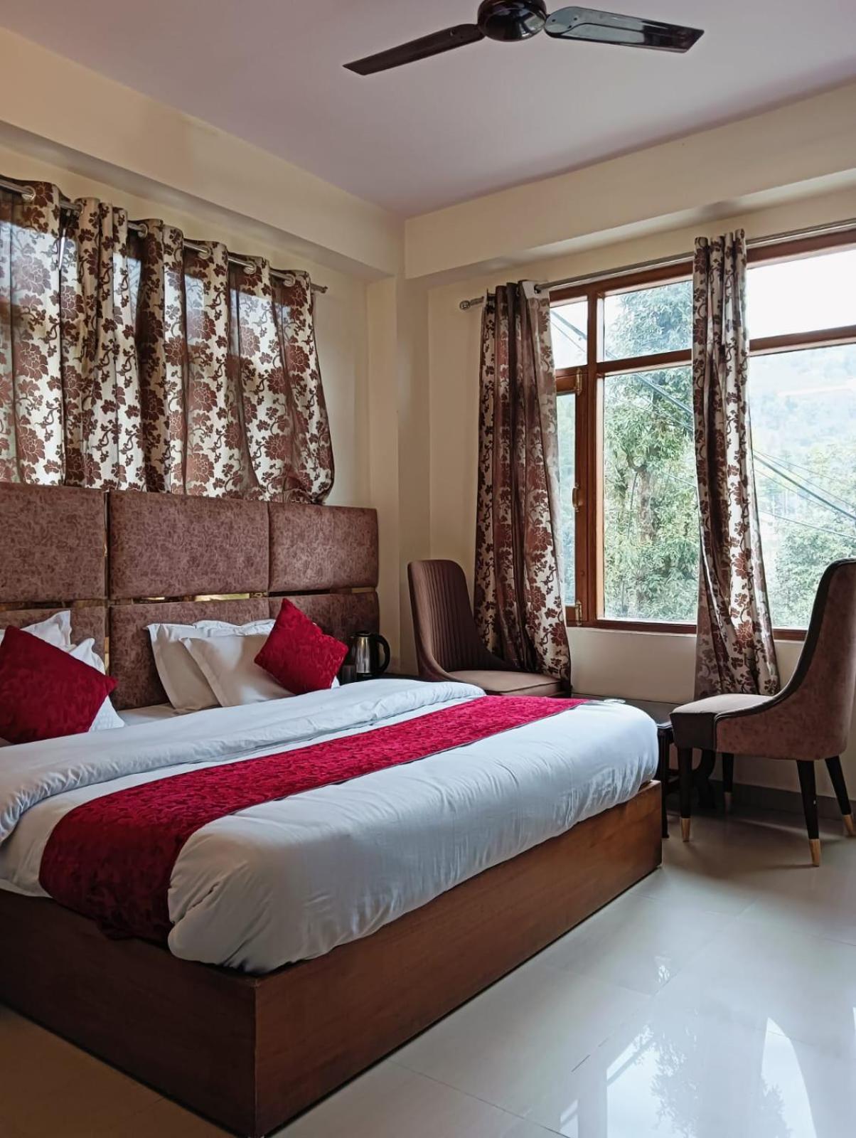 B&B Aston Shimla Hill's view 2