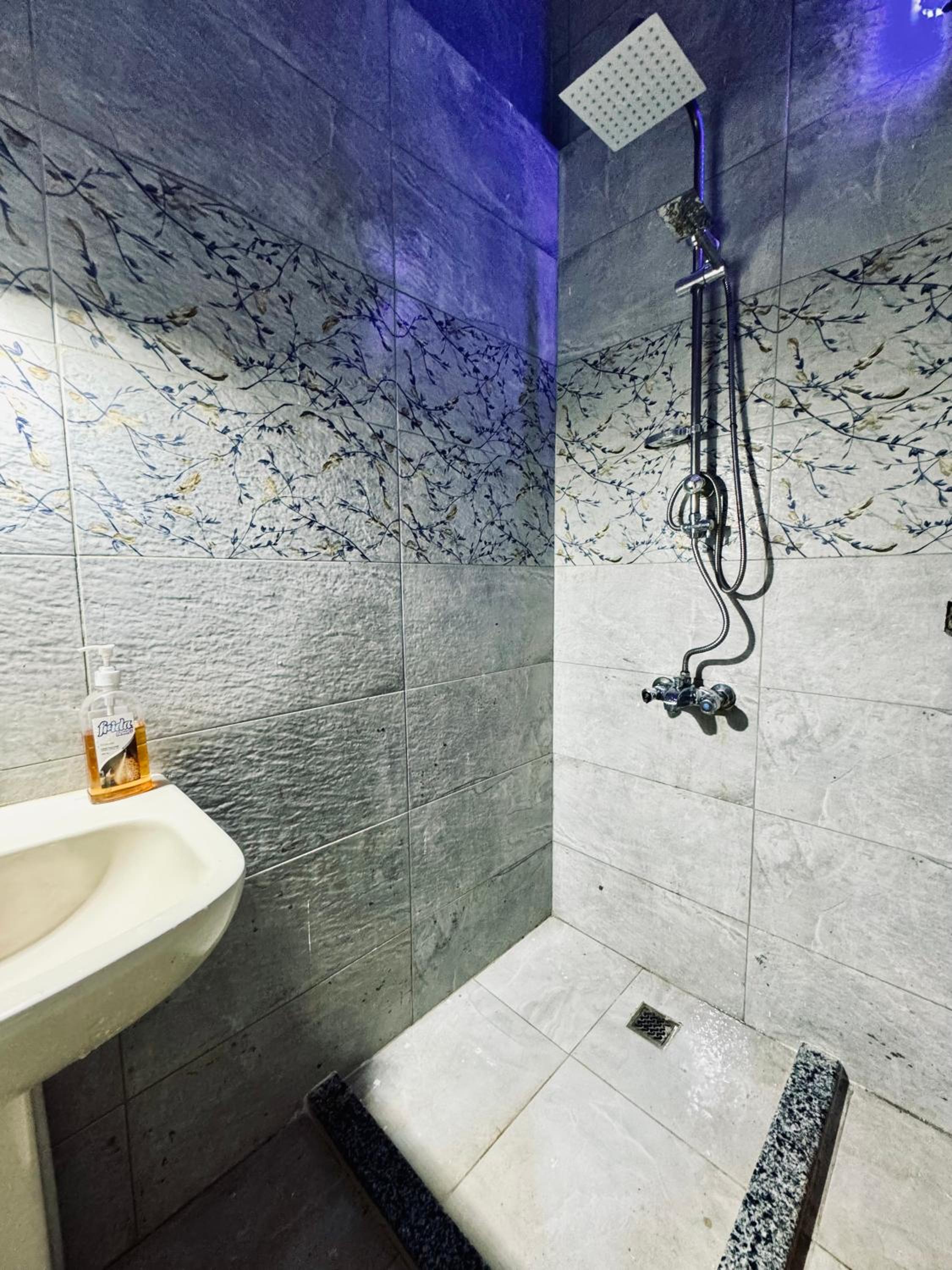 2-single beds beit zeina horse riding